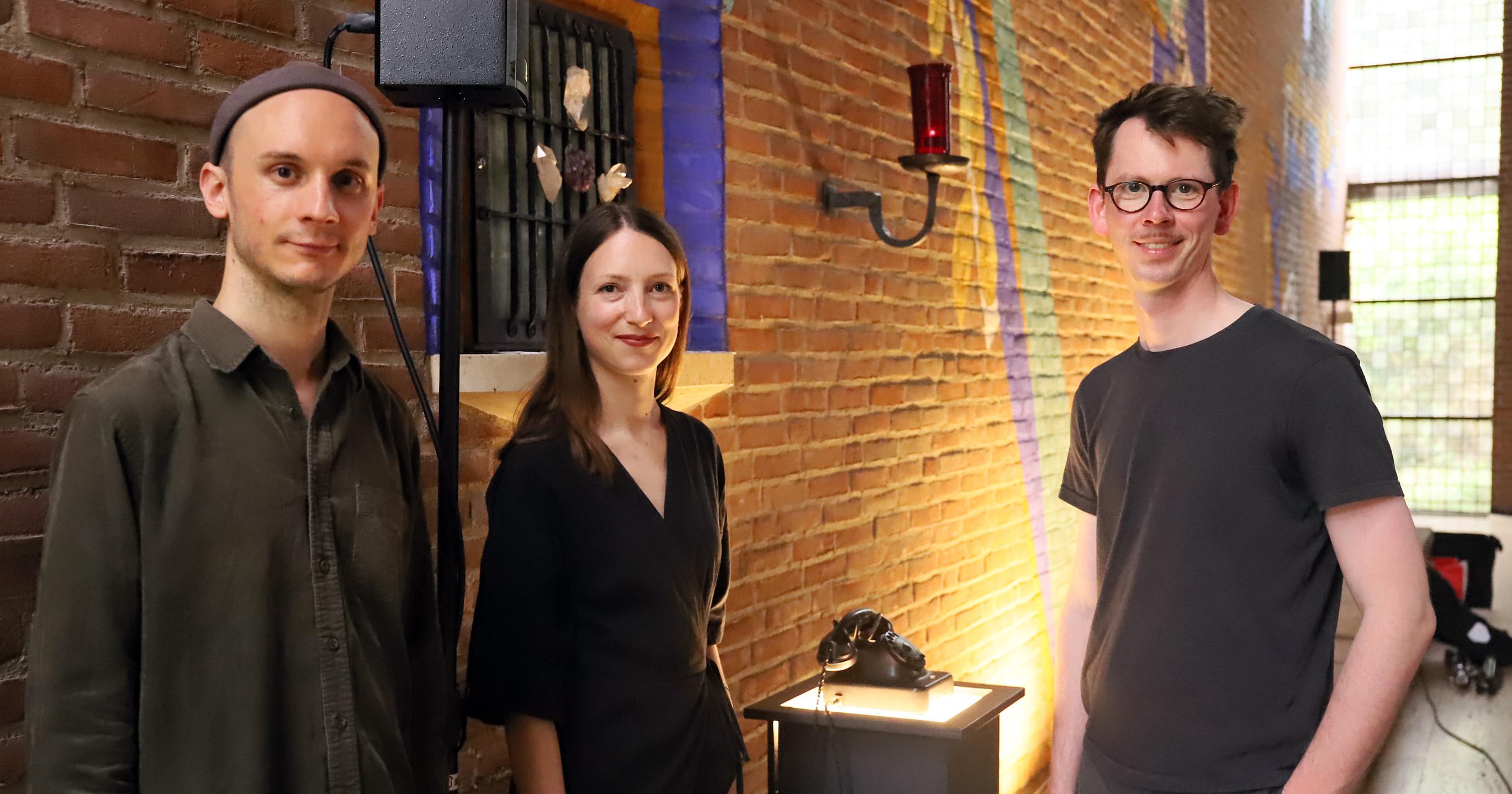 Luis Weiß, Nathalie Brum und Lukas Schäfer leben in Köln und widmen sich musikalischer und visueller Kunst.