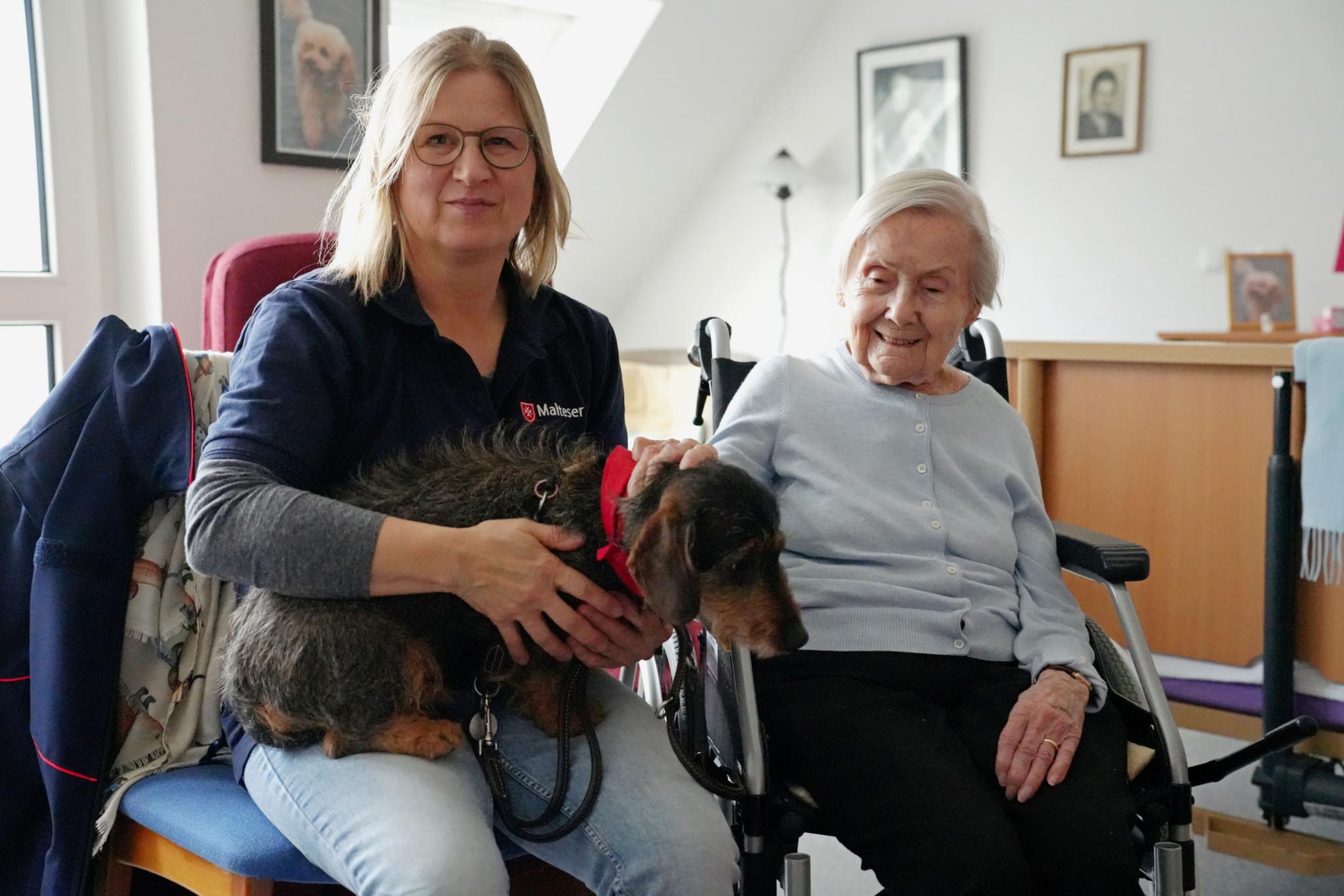 Petra Fröhlich (links) mit Hund Chillie besuchen die Seniorin Anita Jonas