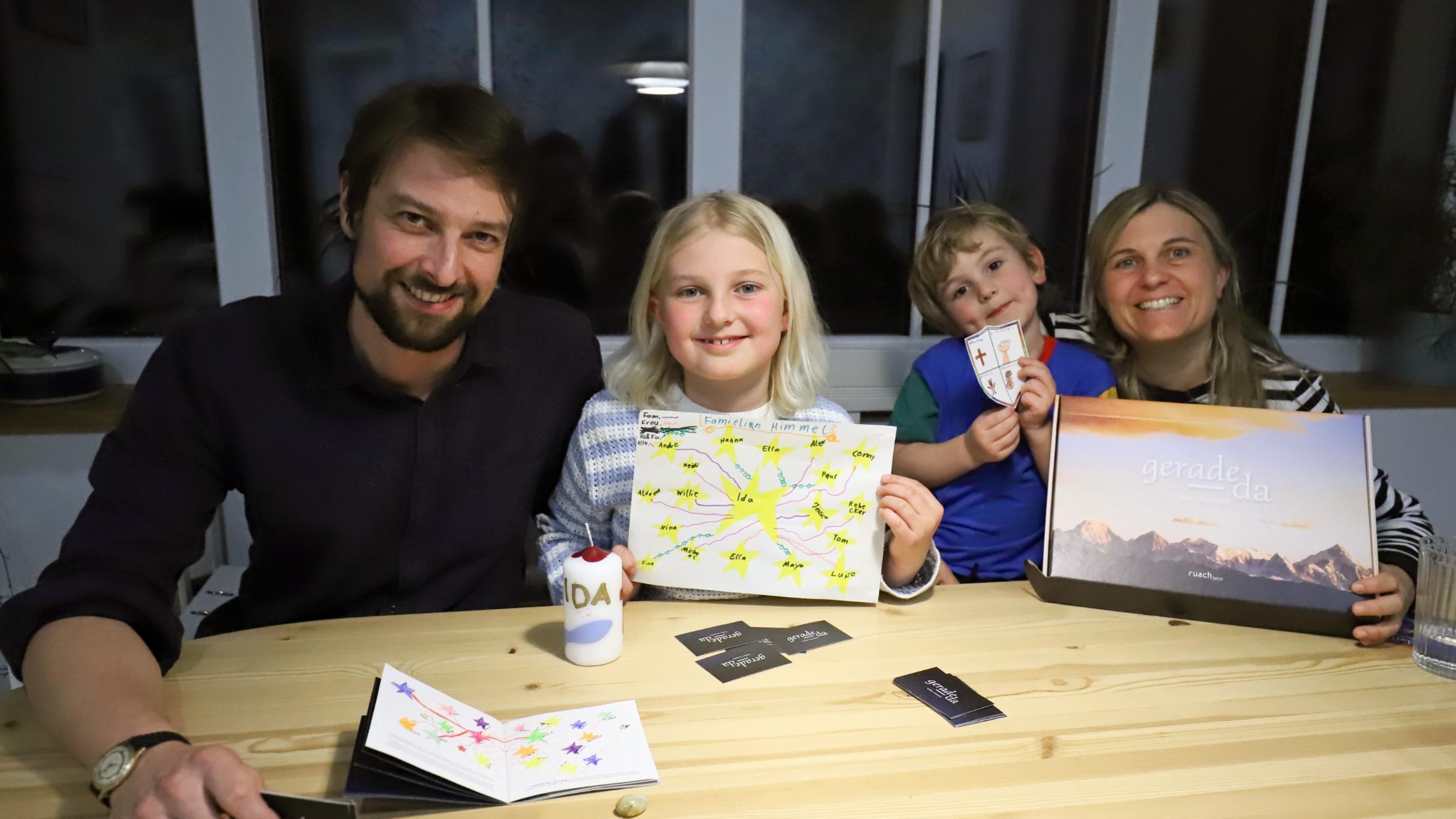 Das Foto zeigt Familie Licht, Vater, Mutter und zwei Kinder